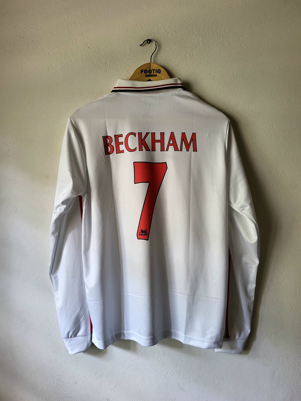 BECKHAM MAN UNITED AWAY KIT 1998-99 COLLAR ZIP FULL SLEEVE PREMIUM EMBROIDERY, white jersey 