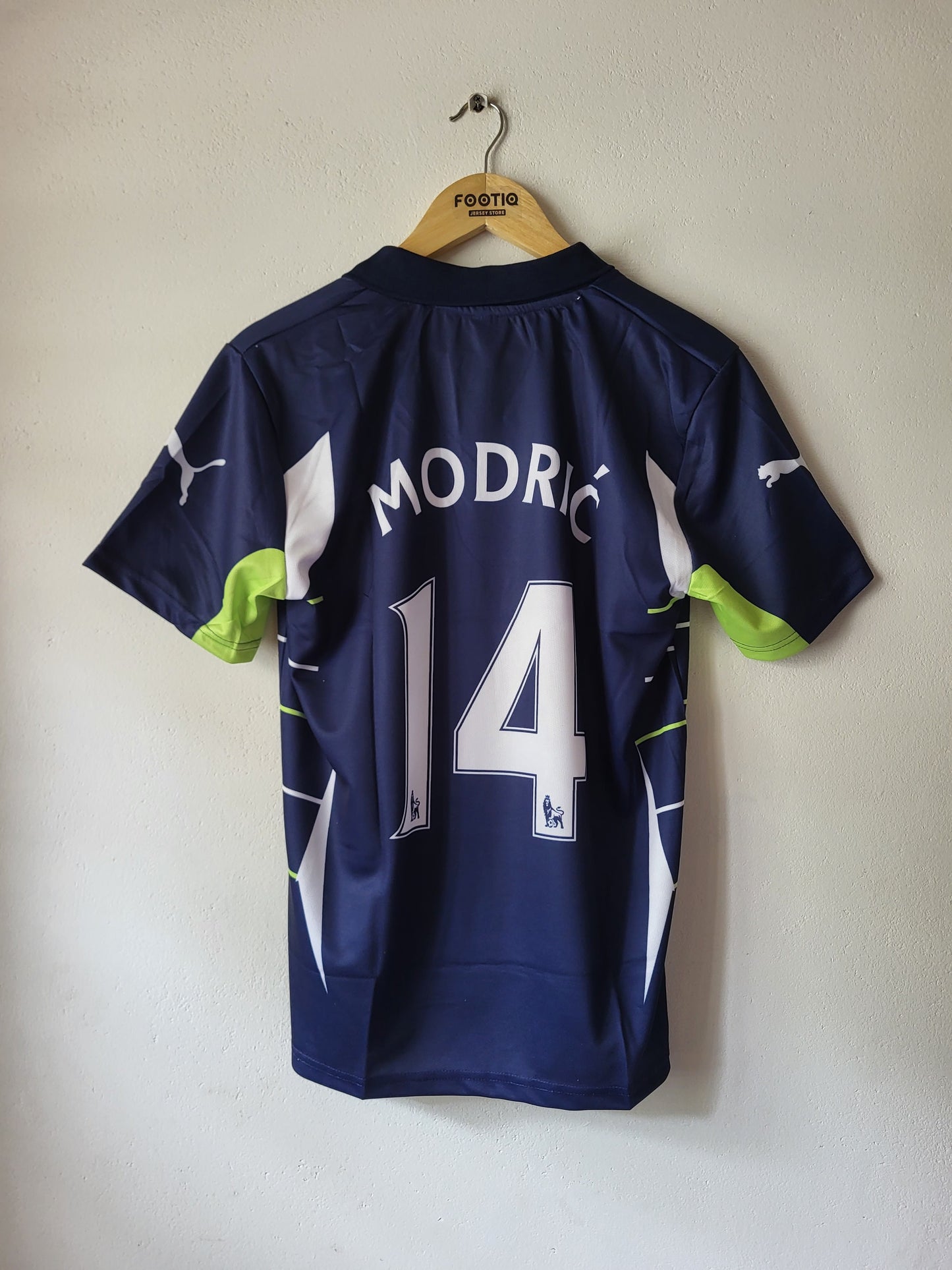 MODRIC TOTTENHAM THIRD KIT 2010-11 COLLAR SUBLIMATION